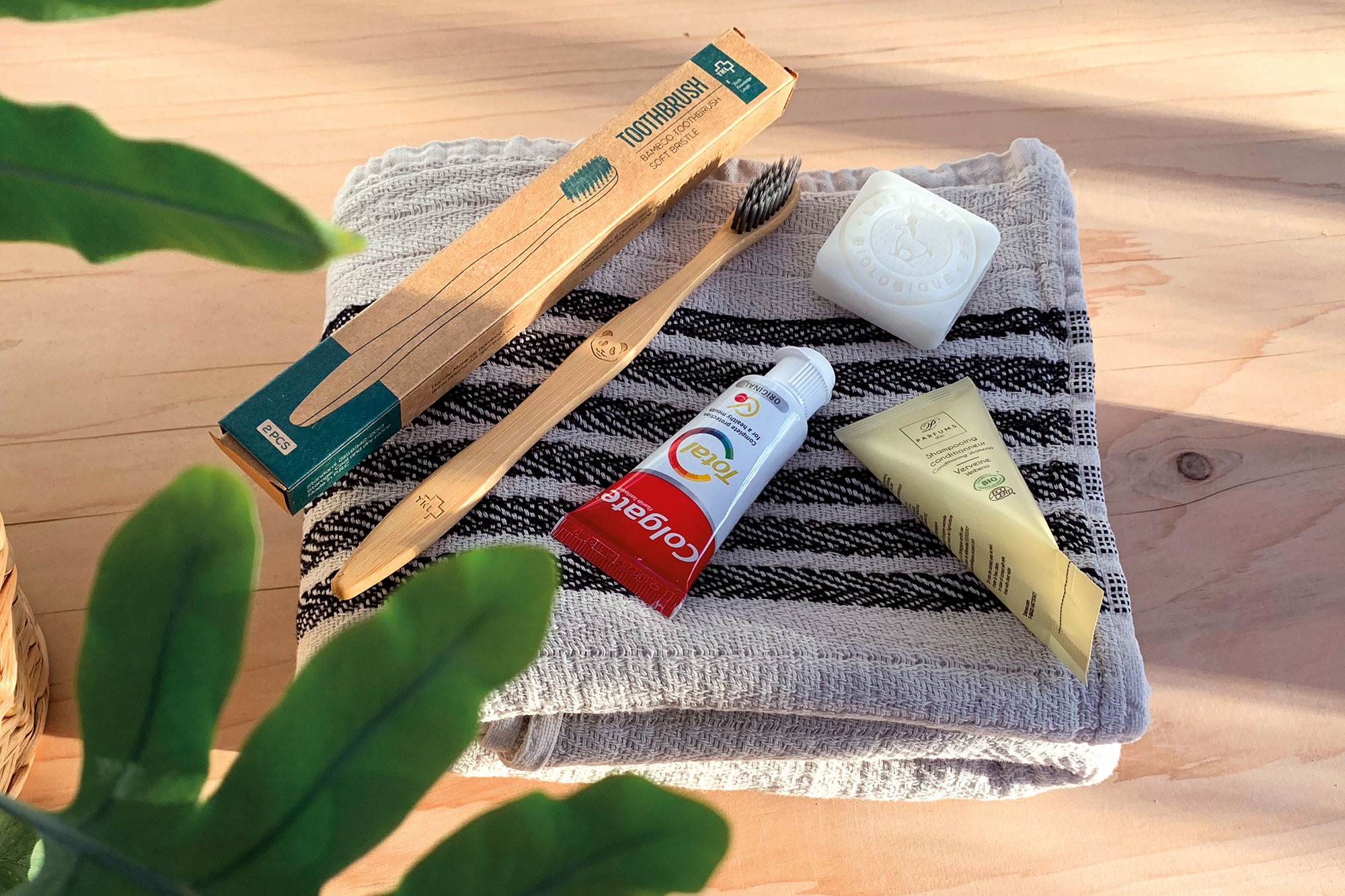 Nous vous avons concocté un petit kit d’accueil avec une serviette en coton tout doux, un savon bio au lait d’ânesse, une brosse à dent en bamboo avec son dentifrice et un petit shampoing verveine bio-ecocert.