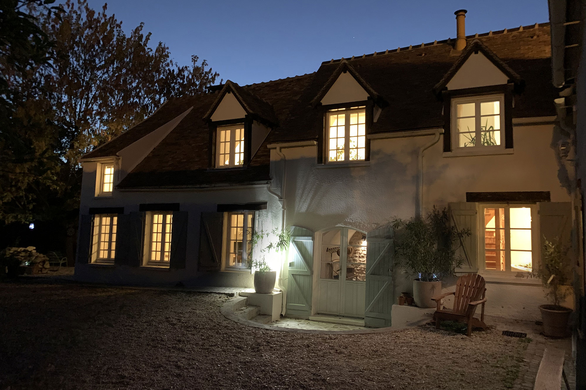 La nuit et à la fraîche, notre maison de campagne dans les Yvelines dévoile tout son charme