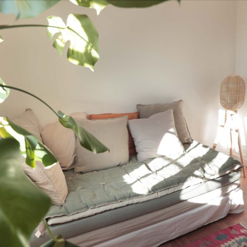 Cette banquette de ce bureau est parfaite pour faire une pause.