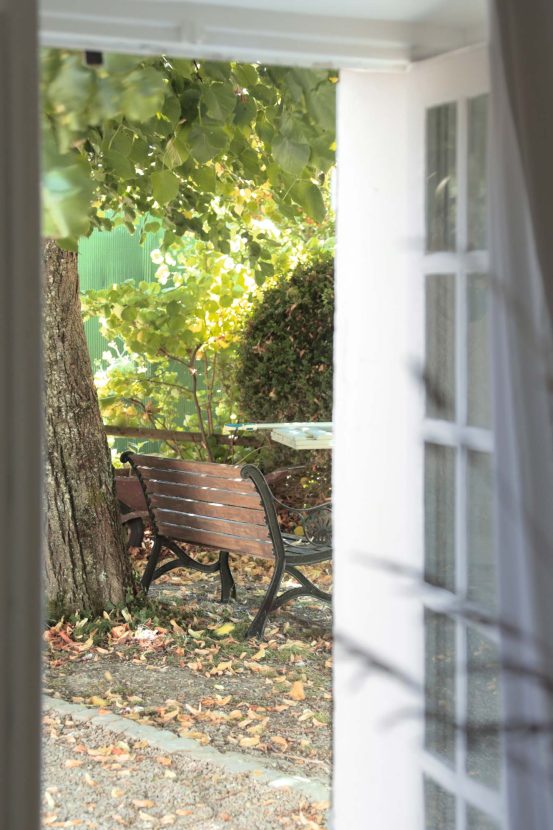 Par la fenêtre, la terrasse nous invite à s'assoir et profiter de la chaleur du soleil.