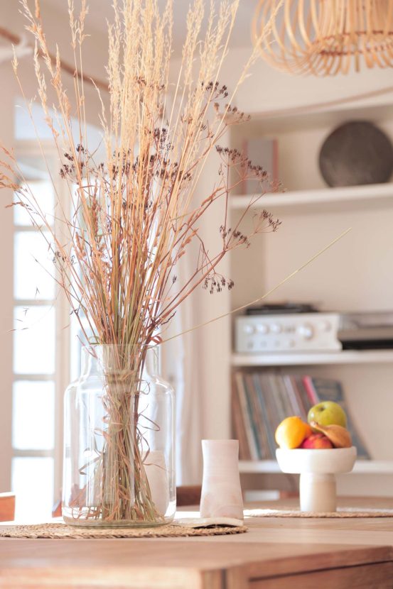 Décoration de table avec plantes et fruits dans le salon